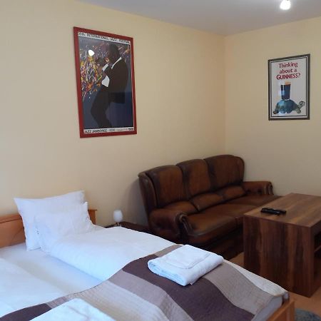 Macskafogo, Tunderi Szallas A Belvarosban Gyor Exterior photo
