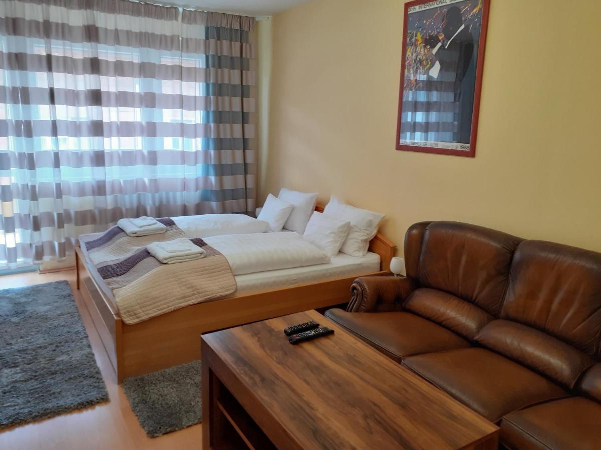 Macskafogo, Tunderi Szallas A Belvarosban Gyor Exterior photo