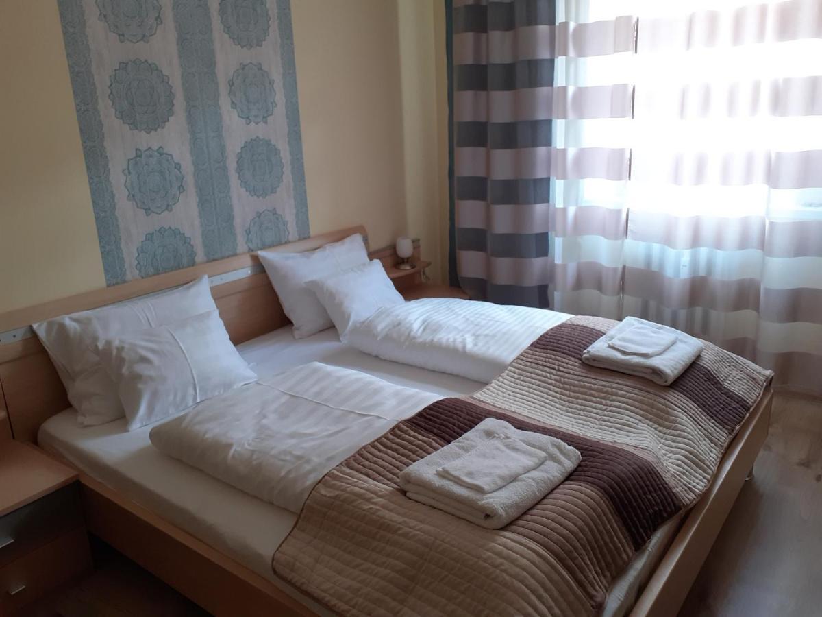 Macskafogo, Tunderi Szallas A Belvarosban Gyor Exterior photo