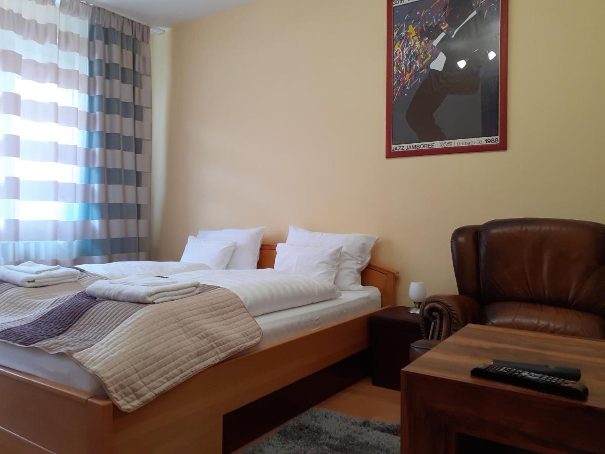 Macskafogo, Tunderi Szallas A Belvarosban Gyor Exterior photo